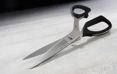 Forbici da sarto in acciaio inossidabile KAI. 10,5", seghettate Forbici da sarto in acciaio inossidabile KAI. 10,5", seghettate